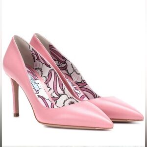 Like new! Authentic Prada Saffiano textured patent leather pumps pink  s…